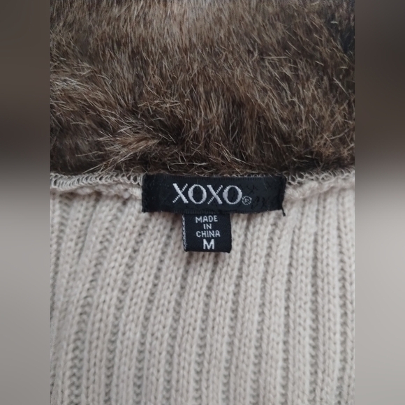 Xoxo women's knitted quilted size medium vest with faux fur - Picture 8 of 9